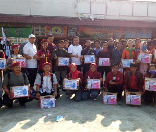 Galang Dana untuk Lombok dan Rafa Penggalangan Dana. Gabungan organisasi di Melawi diabadikan bersama Wabup Melawi, Dadi Sunarya sebelum melakukan penggalangan dana untuk korban bencana Lombok di Lapangan Kuliner Nanga Pinoh, Jumat, pekan lalu. Dedi Irawan/RK.