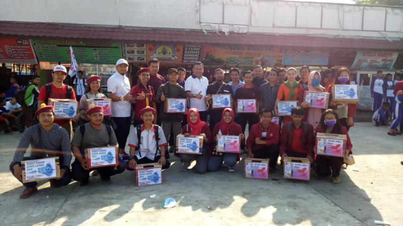 Penggalangan Dana. Gabungan organisasi di Melawi diabadikan bersama Wabup Melawi, Dadi Sunarya sebelum melakukan penggalangan dana untuk korban bencana Lombok di Lapangan Kuliner Nanga Pinoh, Jumat, pekan lalu. Dedi Irawan/RK.