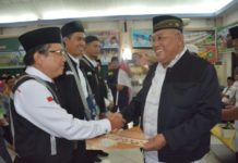 Selamat Diberikan Kesempatan Menjadi Tamu Allah Penyerahan Data Haji. Bupati Kubu Raya, H Rusman Ali menyerahkan data haji ke petugas kesehatan sekaligus melepas jemaah calon haji Kubu Raya di Embarkasi Batam. Humas for Rakyat Kalbar