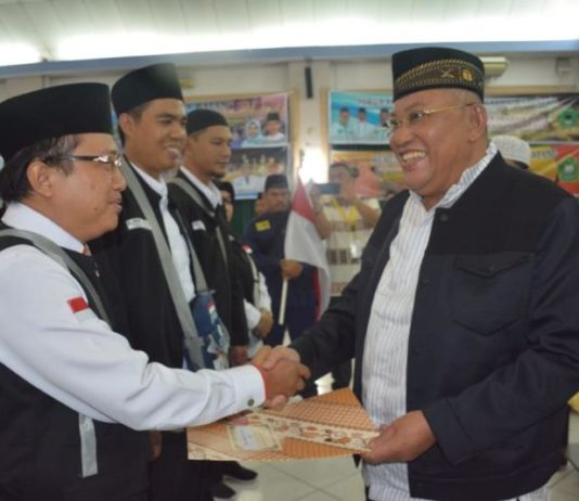 Selamat Diberikan Kesempatan Menjadi Tamu Allah Penyerahan Data Haji. Bupati Kubu Raya, H Rusman Ali menyerahkan data haji ke petugas kesehatan sekaligus melepas jemaah calon haji Kubu Raya di Embarkasi Batam. Humas for Rakyat Kalbar