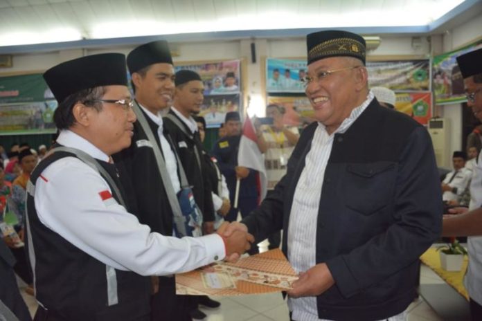 Penyerahan Data Haji. Bupati Kubu Raya, H Rusman Ali menyerahkan data haji ke petugas kesehatan sekaligus melepas jemaah calon haji Kubu Raya di Embarkasi Batam. Humas for Rakyat Kalbar