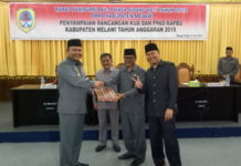 Hujan Interupsi Penyampaian KUA-PPAS RAPBD Melawi 2019 Penyampaian KUA-PPAS. Wakil Bupati Melawi, Dadi Sunarya Usfa Yursa menyampaikan rancangan KUA-PPAS tahun anggaran 2019. Kepada Ketua DPRD Melawi, Abang Tajudin didampingi Iif Usfayadi dalam paripurna di Kantor DPRD Melawi, Selasa (31/7). Dedi Irawan/RK.