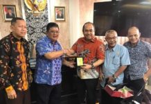 DPRD Kalbar Belajar Tingkatkan PAD serta Atasi Defisit Anggaran Penyerahan Cenderamata. Wakil Ketua DPRD Provinsi Jawa Barat, Ir Irvan menyerahkan cenderamata kepada Wakil Ketua DPRD Provinsi Kalbar, Ir H Suriansyah, MMA di Ruang Rapat Badan Musyawarah (Banmus) Gedung DPRD Provinsi Jawa Barat, Senin (27/8). Humas DPRD Provinsi Kalbar for Rakyat Kalbar