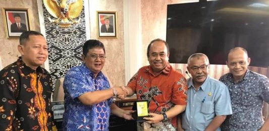 DPRD Kalbar Belajar Tingkatkan PAD serta Atasi Defisit Anggaran Penyerahan Cenderamata. Wakil Ketua DPRD Provinsi Jawa Barat, Ir Irvan menyerahkan cenderamata kepada Wakil Ketua DPRD Provinsi Kalbar, Ir H Suriansyah, MMA di Ruang Rapat Badan Musyawarah (Banmus) Gedung DPRD Provinsi Jawa Barat, Senin (27/8). Humas DPRD Provinsi Kalbar for Rakyat Kalbar
