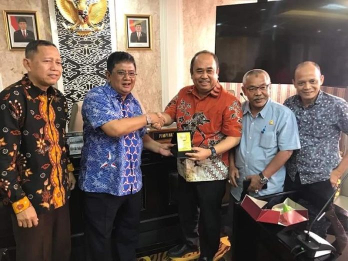 Penyerahan Cenderamata. Wakil Ketua DPRD Provinsi Jawa Barat, Ir Irvan menyerahkan cenderamata kepada Wakil Ketua DPRD Provinsi Kalbar, Ir H Suriansyah, MMA di Ruang Rapat Badan Musyawarah (Banmus) Gedung DPRD Provinsi Jawa Barat, Senin (27/8). Humas DPRD Provinsi Kalbar for Rakyat Kalbar