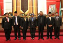 Pengusulan Pengesahan Pengangkatan Pasangan Calon Gubernur dan Wakil Gubernur Kalbar Terpilih Diabadikan. Wakil Ketua DPRD Provinsi Kalbar, Ir H Suriansyah, MMA, Hj Suma Jenny Heryanti, SH, MH dan Ermin Elviani, SH serta Sekwan DPRD Provinsi Kalbar, Christianus Lumano diabadikan bersama Gubernur dan Wakil Gubernur Kalbar Terpilih, H Sutarmidji dan H Ria Norsan di Balairungsari, Gedung Parlemen Kalbar, Selasa (31/7). Zainudin/RK.