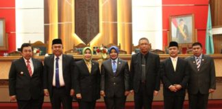 Pengusulan Pengesahan Pengangkatan Pasangan Calon Gubernur dan Wakil Gubernur Kalbar Terpilih Diabadikan. Wakil Ketua DPRD Provinsi Kalbar, Ir H Suriansyah, MMA, Hj Suma Jenny Heryanti, SH, MH dan Ermin Elviani, SH serta Sekwan DPRD Provinsi Kalbar, Christianus Lumano diabadikan bersama Gubernur dan Wakil Gubernur Kalbar Terpilih, H Sutarmidji dan H Ria Norsan di Balairungsari, Gedung Parlemen Kalbar, Selasa (31/7). Zainudin/RK.