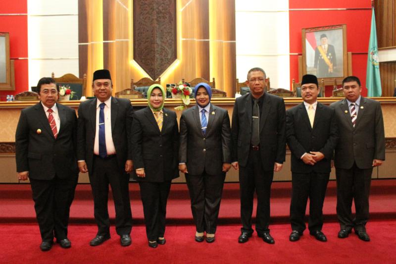 Diabadikan. Wakil Ketua DPRD Provinsi Kalbar, Ir H Suriansyah, MMA, Hj Suma Jenny Heryanti, SH, MH dan Ermin Elviani, SH serta Sekwan DPRD Provinsi Kalbar, Christianus Lumano diabadikan bersama Gubernur dan Wakil Gubernur Kalbar Terpilih, H Sutarmidji dan H Ria Norsan di Balairungsari, Gedung Parlemen Kalbar, Selasa (31/7). Zainudin/RK.