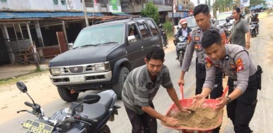 CPO Tumpah di Jalan, Lima Kendaraan Tergelincir