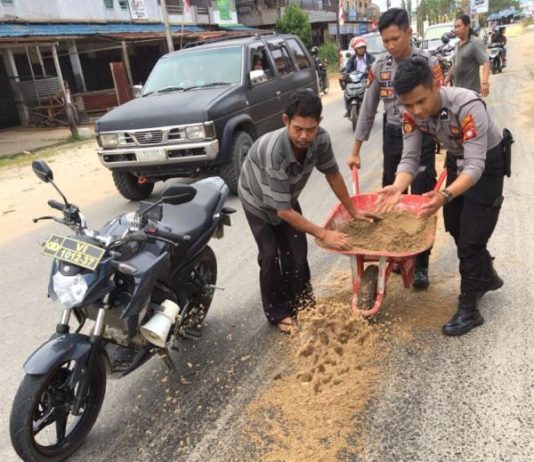 CPO Tumpah di Jalan, Lima Kendaraan Tergelincir