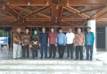 Parlemen Warning Regulasi Pembangunan Pelabuhan Internasional Kijing Diabadikan. Wakil Ketua DPRD Provinsi Kalbar, Hj Suma Jenny Heryanti, SH, MH bersama Ketua Komisi I DPRD Provinsi Kalbar, H Subhan Nur beserta anggotanya diabadikan ketika melakukan studi banding ke Pemerintah Provinsi Banda Aceh. Humas for Rakyat Kalbar