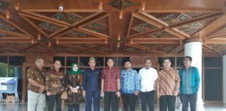 Parlemen Warning Regulasi Pembangunan Pelabuhan Internasional Kijing Diabadikan. Wakil Ketua DPRD Provinsi Kalbar, Hj Suma Jenny Heryanti, SH, MH bersama Ketua Komisi I DPRD Provinsi Kalbar, H Subhan Nur beserta anggotanya diabadikan ketika melakukan studi banding ke Pemerintah Provinsi Banda Aceh. Humas for Rakyat Kalbar