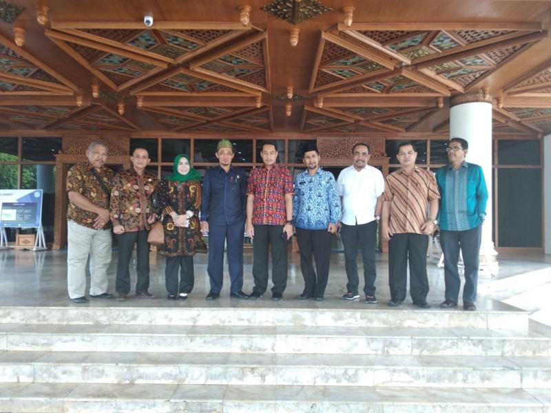 Diabadikan. Wakil Ketua DPRD Provinsi Kalbar, Hj Suma Jenny Heryanti, SH, MH bersama Ketua Komisi I DPRD Provinsi Kalbar, H Subhan Nur beserta anggotanya diabadikan ketika melakukan studi banding ke Pemerintah Provinsi Banda Aceh. Humas for Rakyat Kalbar