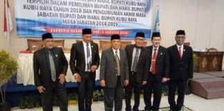 Penetapan Bupati dan Wakil Bupati Kubu Raya Terpilih Diabadikan. Bupati dan Wakil Bupati Kubu Raya terpilih, Muda Mahendrawan dan Sujiwo diabadikan bersama pimpinan DPRD Kubu Raya. Usai pelaksanaan paripurna istimewa dengan agenda menetapkan Bupati dan Wakil Bupati Kubu Raya terpilih. Sekaligus pengumuman akhir masa jabatan Bupati dan Wakil Bupati Kubu Raya periode 2014-2019 di Kantor DPRD Kubu Raya, Rabu (1/8). Syamsul Arifin/RK.