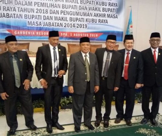 Penetapan Bupati dan Wakil Bupati Kubu Raya Terpilih Diabadikan. Bupati dan Wakil Bupati Kubu Raya terpilih, Muda Mahendrawan dan Sujiwo diabadikan bersama pimpinan DPRD Kubu Raya. Usai pelaksanaan paripurna istimewa dengan agenda menetapkan Bupati dan Wakil Bupati Kubu Raya terpilih. Sekaligus pengumuman akhir masa jabatan Bupati dan Wakil Bupati Kubu Raya periode 2014-2019 di Kantor DPRD Kubu Raya, Rabu (1/8). Syamsul Arifin/RK.