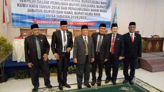 Diabadikan. Bupati dan Wakil Bupati Kubu Raya terpilih, Muda Mahendrawan dan Sujiwo diabadikan bersama pimpinan DPRD Kubu Raya. Usai pelaksanaan paripurna istimewa dengan agenda menetapkan Bupati dan Wakil Bupati Kubu Raya terpilih. Sekaligus pengumuman akhir masa jabatan Bupati dan Wakil Bupati Kubu Raya periode 2014-2019 di Kantor DPRD Kubu Raya, Rabu (1/8). Syamsul Arifin/RK.