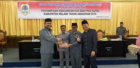 Hujan Interupsi Penyampaian KUA-PPAS RAPBD Melawi 2019 Penyampaian KUA-PPAS. Wakil Bupati Melawi, Dadi Sunarya Usfa Yursa menyampaikan rancangan KUA-PPAS tahun anggaran 2019. Kepada Ketua DPRD Melawi, Abang Tajudin didampingi Iif Usfayadi dalam paripurna di Kantor DPRD Melawi, Selasa (31/7). Dedi Irawan/RK.