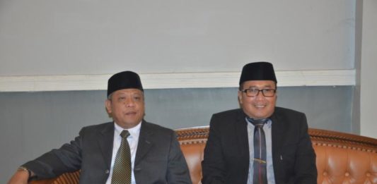 Cegah Korupsi, Muda Janji Transparan Bupati dan Wabup Terpilih. Bupati dan Wakil Bupati Kubu Raya terpilih, Muda Mahendrawan dan Sujiwo duduk berdampingan mengikuti paripurna istimewa DPRD Kubu Raya di Kantor Parlemen Kubu Raya, Rabu (1/8). Syamsul Arifin/RK.