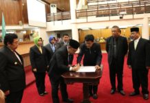 Parlemen Siap Mengawal dan Mendukung Kepemimpinan Gubernur dan Wakil Gubernur Terpilih Penandatanganan. Wakil Ketua DPRD Provinsi Kalbar, Ir H Suriansyah, MM melakukan penandatanganan berita acara pengumuman pengusulan pengesahan pengangkatan pasangan calon Gubernur dan Wakil Gubernur Kalbar terpilih masa jabatan periode 2018-2023 yang berlangsung di Balairungsari, Gedung Parlemen Kalbar, Selasa (31/7). Zainudin/RK.