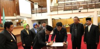 Parlemen Siap Mengawal dan Mendukung Kepemimpinan Gubernur dan Wakil Gubernur Terpilih Penandatanganan. Wakil Ketua DPRD Provinsi Kalbar, Ir H Suriansyah, MM melakukan penandatanganan berita acara pengumuman pengusulan pengesahan pengangkatan pasangan calon Gubernur dan Wakil Gubernur Kalbar terpilih masa jabatan periode 2018-2023 yang berlangsung di Balairungsari, Gedung Parlemen Kalbar, Selasa (31/7). Zainudin/RK.