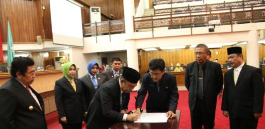 Parlemen Siap Mengawal dan Mendukung Kepemimpinan Gubernur dan Wakil Gubernur Terpilih Penandatanganan. Wakil Ketua DPRD Provinsi Kalbar, Ir H Suriansyah, MM melakukan penandatanganan berita acara pengumuman pengusulan pengesahan pengangkatan pasangan calon Gubernur dan Wakil Gubernur Kalbar terpilih masa jabatan periode 2018-2023 yang berlangsung di Balairungsari, Gedung Parlemen Kalbar, Selasa (31/7). Zainudin/RK.