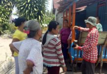 Lagi, Dua Bocah di Desa Riam Berasap Positif DBD Penyuluhan. Kepala Puskesmas Siduk, Syarif Yusuf memberikan penyuluhan terkait bahaya DBD bagi masyarakat di Dusun Sungai China, Desa Riam Berasap Jaya, Kamis (2/8). Kamiriluddin/RK.