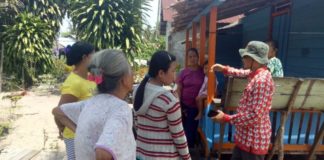 Lagi, Dua Bocah di Desa Riam Berasap Positif DBD Penyuluhan. Kepala Puskesmas Siduk, Syarif Yusuf memberikan penyuluhan terkait bahaya DBD bagi masyarakat di Dusun Sungai China, Desa Riam Berasap Jaya, Kamis (2/8). Kamiriluddin/RK.