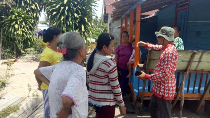 Penyuluhan. Kepala Puskesmas Siduk, Syarif Yusuf memberikan penyuluhan terkait bahaya DBD bagi masyarakat di Dusun Sungai China, Desa Riam Berasap Jaya, Kamis (2/8). Kamiriluddin/RK.