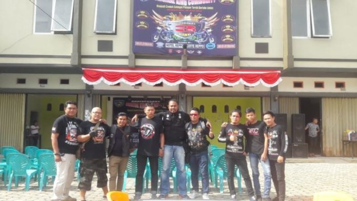 Diabadikan. Pengurus OKC se-Kalbar diabadikan dalam momentum Anniversary OKC Bengkayang ke-3. Kurnadi Rakyat Kalbar