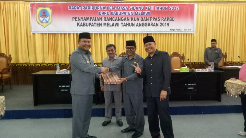 Penyampaian KUA-PPAS. Wakil Bupati Melawi, Dadi Sunarya Usfa Yursa menyampaikan rancangan KUA-PPAS tahun anggaran 2019. Kepada Ketua DPRD Melawi, Abang Tajudin didampingi Iif Usfayadi dalam paripurna di Kantor DPRD Melawi, Selasa (31/7). Dedi Irawan/RK.