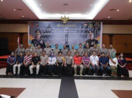 FOTO BERSAMA. Pembukaan Workshop Penguatan Tim Media Sosial dan media Online digelar Humas Mabes Polri di Wilayah Hukum Polda Kalbar di Ballroom Hotel Kapuas Palace, Pontianak, Selasa (7/8). Humas Polda for RK