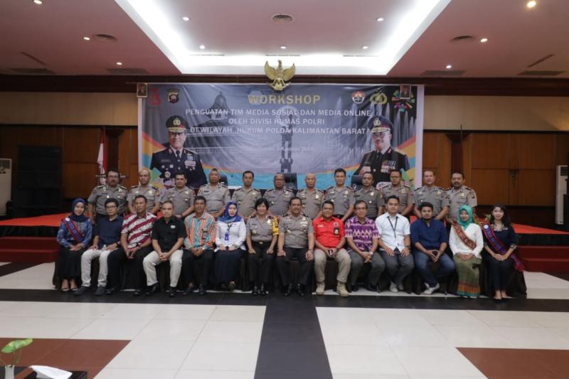 FOTO BERSAMA. Pembukaan Workshop Penguatan Tim Media Sosial dan media Online digelar Humas Mabes Polri di Wilayah Hukum Polda Kalbar di Ballroom Hotel Kapuas Palace, Pontianak, Selasa (7/8). Humas Polda for RK