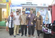 Upaya Wujudkan Kesejahteraan Masyarakat Desa Tinjau Pameran Pembangunan: Pj Bupati Kayong Utara, H Syarif Yusniarsyah diabadikan bersama mantan Bupati Kayong Utara, H Hildi Hamid dan Bupati Kayong Utara terpilih, Citra Duani saat meninjau stand Pameran Pembangunan di Pantai Pulau Datok, Sukadana. Humas for Rakyat Kalbar