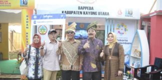 Upaya Wujudkan Kesejahteraan Masyarakat Desa Tinjau Pameran Pembangunan: Pj Bupati Kayong Utara, H Syarif Yusniarsyah diabadikan bersama mantan Bupati Kayong Utara, H Hildi Hamid dan Bupati Kayong Utara terpilih, Citra Duani saat meninjau stand Pameran Pembangunan di Pantai Pulau Datok, Sukadana. Humas for Rakyat Kalbar