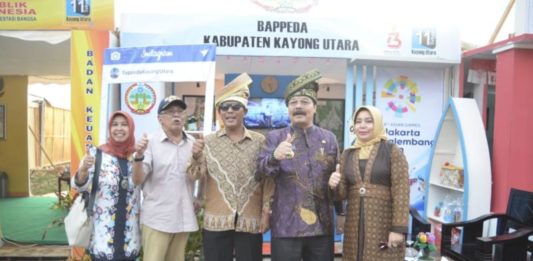 Upaya Wujudkan Kesejahteraan Masyarakat Desa Tinjau Pameran Pembangunan: Pj Bupati Kayong Utara, H Syarif Yusniarsyah diabadikan bersama mantan Bupati Kayong Utara, H Hildi Hamid dan Bupati Kayong Utara terpilih, Citra Duani saat meninjau stand Pameran Pembangunan di Pantai Pulau Datok, Sukadana. Humas for Rakyat Kalbar