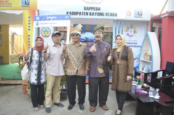 Tinjau Pameran Pembangunan: Pj Bupati Kayong Utara, H Syarif Yusniarsyah diabadikan bersama mantan Bupati Kayong Utara, H Hildi Hamid dan Bupati Kayong Utara terpilih, Citra Duani saat meninjau stand Pameran Pembangunan di Pantai Pulau Datok, Sukadana. Humas for Rakyat Kalbar