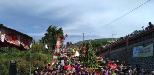 Pupus Pandangan Negatif Ritual Petik Tembakau RAMAI. Menyemutnya warga dalam festival Tungguk Tembakau di lerang Gunung Merbabu dan Merapi. Nasuha-INDOPOS