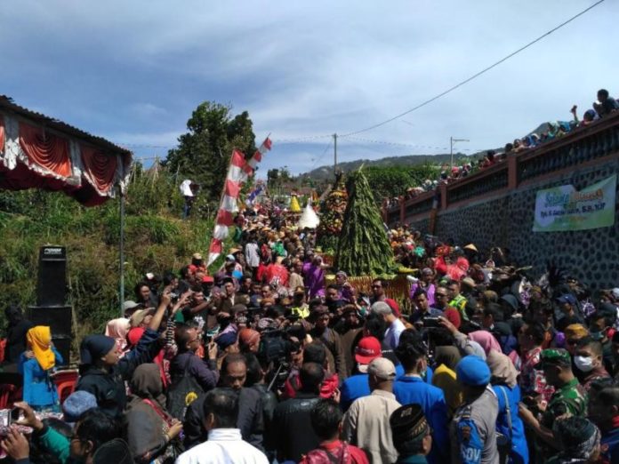 RAMAI. Menyemutnya warga dalam festival Tungguk Tembakau di lerang Gunung Merbabu dan Merapi. Nasuha-INDOPOS