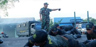 TNI Gembleng Polhut Taman Nasional GEMBLENG. Personel Polhut dan TPHL BBTNBKDS digembleng dalam pelatihan fisik dan mental di Makodim 1206 Putussibau, Kamis sore (9/8). Andreas-RK