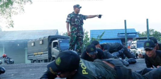 TNI Gembleng Polhut Taman Nasional GEMBLENG. Personel Polhut dan TPHL BBTNBKDS digembleng dalam pelatihan fisik dan mental di Makodim 1206 Putussibau, Kamis sore (9/8). Andreas-RK