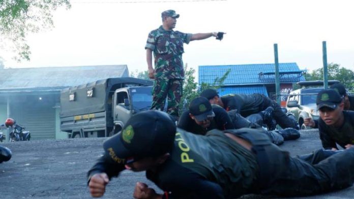 GEMBLENG. Personel Polhut dan TPHL BBTNBKDS digembleng dalam pelatihan fisik dan mental di Makodim 1206 Putussibau, Kamis sore (9/8). Andreas-RK