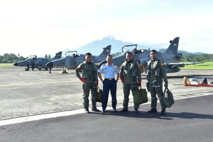 PENERBANG. Para penerbang Hawk 100/200 Skadron Udara 1 Elang Khatulistiwa transit di Lanud Samratulangi, Manado, Sulawesi Utara, saat latihan Elang Jelajah, Senin (30/7)--Penerangan Lanud Supadio for RK