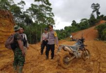 Medan Cukup Berat, Makanan Favorit Indomie plus Telur BANTU WARGA. Ketika hendak menuju Desa Sempatung Kecamatan Air Besar, rombongan Kapolres Landak mendatangi warga yang sepeda motornya mogok. Kemudian membantu membawa motor tersebut dengan mobil, Rabu (1/8). Kabag Ops for Rakyat Kalbar