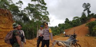 Medan Cukup Berat, Makanan Favorit Indomie plus Telur BANTU WARGA. Ketika hendak menuju Desa Sempatung Kecamatan Air Besar, rombongan Kapolres Landak mendatangi warga yang sepeda motornya mogok. Kemudian membantu membawa motor tersebut dengan mobil, Rabu (1/8). Kabag Ops for Rakyat Kalbar