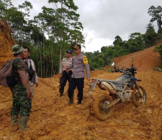 Medan Cukup Berat, Makanan Favorit Indomie plus Telur BANTU WARGA. Ketika hendak menuju Desa Sempatung Kecamatan Air Besar, rombongan Kapolres Landak mendatangi warga yang sepeda motornya mogok. Kemudian membantu membawa motor tersebut dengan mobil, Rabu (1/8). Kabag Ops for Rakyat Kalbar