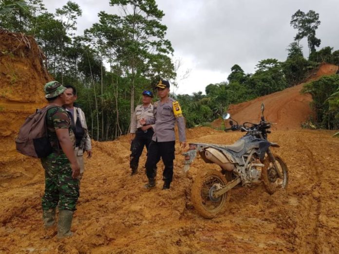 BANTU WARGA. Ketika hendak menuju Desa Sempatung Kecamatan Air Besar, rombongan Kapolres Landak mendatangi warga yang sepeda motornya mogok. Kemudian membantu membawa motor tersebut dengan mobil, Rabu (1/8). Kabag Ops for Rakyat Kalbar