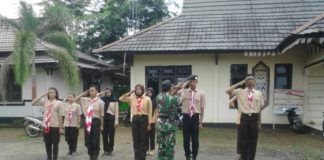 Menengok Latihan Paskibra HUT ke-73 RI di Sanggau Ledo LATIHAN. Pelajar-pelajar SMAN di Kecamatan Tujuh Belas dan Kecamatan Sanggau Ledo, Kabupaten Bengkayang in tengah mengikuti latihan Paskibra, Jumat (3/8)—Kurnadi/RK