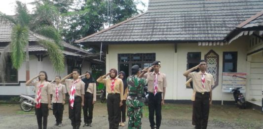 Menengok Latihan Paskibra HUT ke-73 RI di Sanggau Ledo LATIHAN. Pelajar-pelajar SMAN di Kecamatan Tujuh Belas dan Kecamatan Sanggau Ledo, Kabupaten Bengkayang in tengah mengikuti latihan Paskibra, Jumat (3/8)—Kurnadi/RK