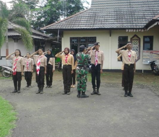 Menengok Latihan Paskibra HUT ke-73 RI di Sanggau Ledo LATIHAN. Pelajar-pelajar SMAN di Kecamatan Tujuh Belas dan Kecamatan Sanggau Ledo, Kabupaten Bengkayang in tengah mengikuti latihan Paskibra, Jumat (3/8)—Kurnadi/RK