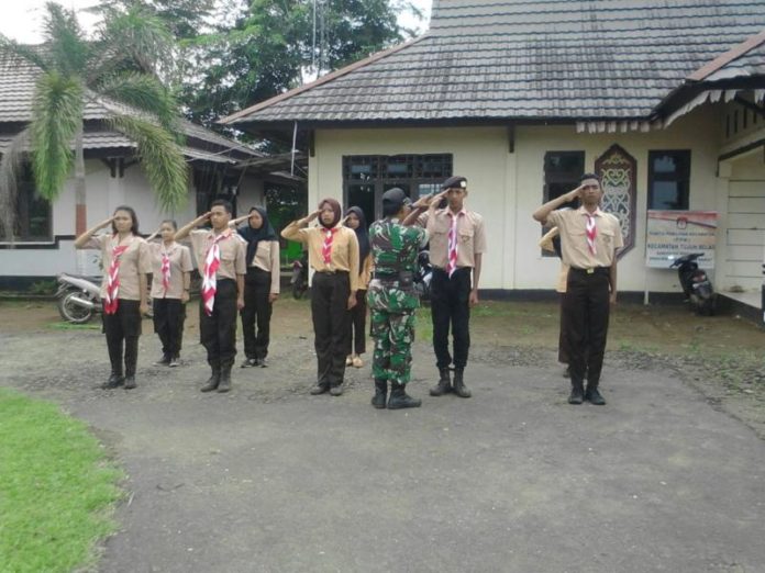 LATIHAN. Pelajar-pelajar SMAN di Kecamatan Tujuh Belas dan Kecamatan Sanggau Ledo, Kabupaten Bengkayang in tengah mengikuti latihan Paskibra, Jumat (3/8)—Kurnadi/RK